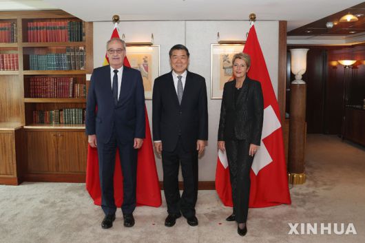 [제네바=신화/뉴시스] 허리펑 중국 국무원 부총리(가운데)가 9일(현지 시간) 스위스에서 카린 켈러 주터 스위스 대통령(오른쪽) 및 가이 파르멜린 스쉬읏 연방의회 부의장을 만나고 있다. 2025.05.12.