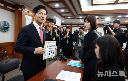 [과천=뉴시스] 권창회 기자 = 김문수 국민의힘 대선 후보가 11일 오전 경기 과천시 중앙선거관리위원회에서 제21대 대통령선거 후보 등록을 하고 있다. (공동취재) 2025.05.11. photo@newsis.com