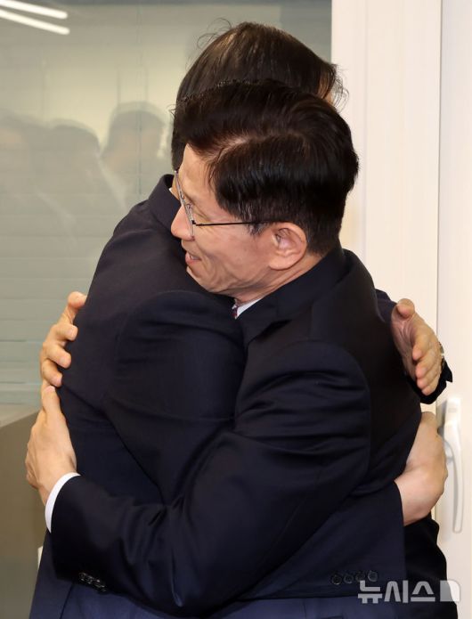 [서울=뉴시스] 권창회 기자 = 김문수 국민의힘 대선 후보가 11일 오전 서울 여의도 국민의힘 당사 내 대통령 후보실에서 한덕수 전 국무총리와 회동하며 포옹하고 있다. (공동취재) 2025.05.11. photo@newsis.com