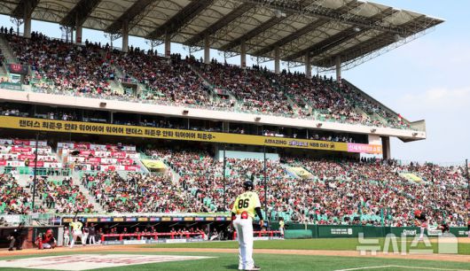 [인천=뉴시스] 이영환 기자 = 11일 오후 인천 미추홀구 SSG랜더스필드에서 열린 2025 프로야구 KIA 타이거즈와 SSG 랜더스의 더블헤더 1차전 경기를 찾은 관중들이 응원을 하고 있다. SSG는 이날 경기를 포함 3월22~23일 두산전, 지난달 20일 LG 트윈스전, 전날 KIA전에 이어 올 시즌 5번째 매진을 기록했다. 2025.05.11. 20hwan@newsis.com
