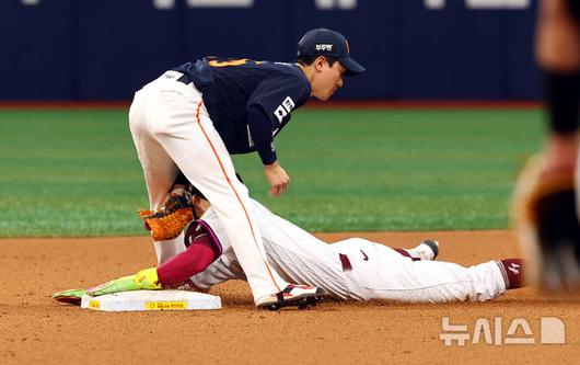 [서울=뉴시스] 박주성 기자 = 11일 오후 서울 구로구 고척스카이돔에서 열린 프로야구 2025 KBO리그 한화 이글스 대 키움 히어로즈의 경기, 4회말 투아웃 1루에 있던 주자 키움 이주형이 도루 실패를 하고 있다. 2025.05.11. park7691@newsis.com