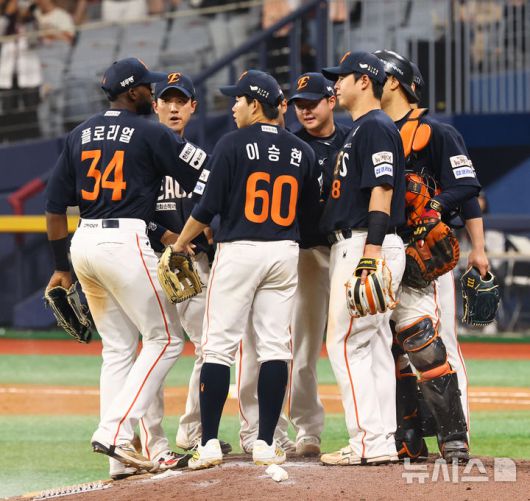 [서울=뉴시스] 박주성 기자 = 11일 오후 서울 구로구 고척스카이돔에서 열린 프로야구 2025 KBO리그 한화 이글스 대 키움 히어로즈의 경기, 한화가 8대0으로 키움 히어로즈에게 승리 후 선수들이 기쁨을 나누고 있다. 2025.05.11. park7691@newsis.com