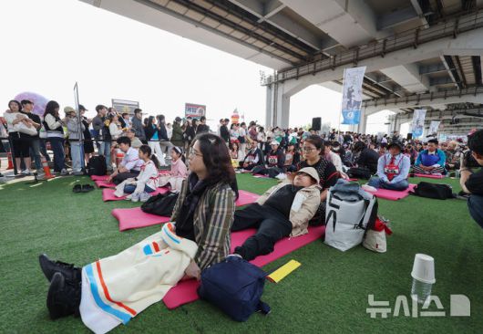 [서울=뉴시스] 김진아 기자 = 11일 서울 반포한강공원 잠수교에서 열린 '2025 한강 멍 때리기 대회'에서 참가자들이 경연을 하고 있다. 2025.05.11. bluesoda@newsis.com