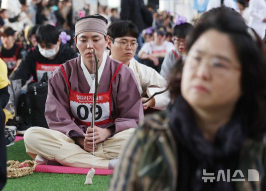 [서울=뉴시스] 김진아 기자 = 11일 서울 반포한강공원 잠수교에서 열린 '2025 한강 멍 때리기 대회'에서 참가자들이 경연을 하고 있다. 2025.05.11. bluesoda@newsis.com