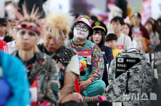 [서울=뉴시스] 김진아 기자 = 11일 서울 반포한강공원 잠수교에서 열린 '2025 한강 멍 때리기 대회'에서 참가자들이 경연을 하고 있다. 2025.05.11. bluesoda@newsis.com