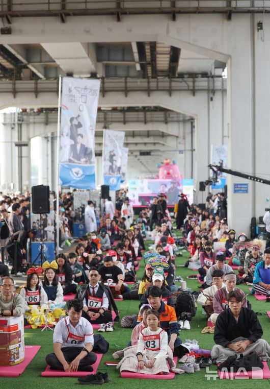 [서울=뉴시스] 김진아 기자 = 11일 서울 반포한강공원 잠수교에서 열린 '2025 한강 멍 때리기 대회'에서 참가자들이 경연을 하고 있다. 2025.05.11. bluesoda@newsis.com