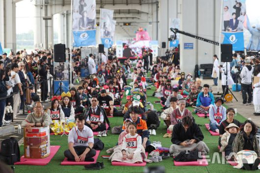 [서울=뉴시스] 김진아 기자 = 11일 서울 반포한강공원 잠수교에서 열린 '2025 한강 멍 때리기 대회'에서 참가자들이 경연을 하고 있다. 2025.05.11. bluesoda@newsis.com