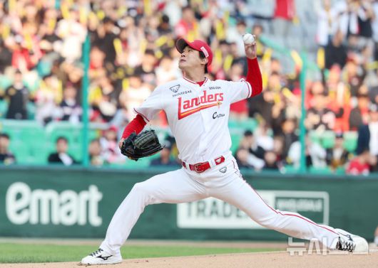 [인천=뉴시스] 이영환 기자 = 11일 오후 인천 미추홀구 SSG랜더스필드에서 열린 2025 프로야구 KIA 타이거즈와 SSG 랜더스의 더블헤더 2차전 경기, 1회초 SSG 선발 김광현이 공을 던지고 있다. 2025.05.11. 20hwan@newsis.com