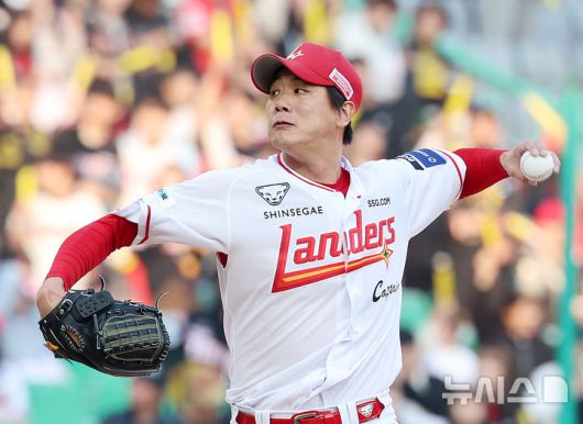 [인천=뉴시스] 이영환 기자 = 11일 오후 인천 미추홀구 SSG랜더스필드에서 열린 2025 프로야구 KIA 타이거즈와 SSG 랜더스의 더블헤더 2차전 경기, 1회초 SSG 선발 김광현이 공을 던지고 있다. 2025.05.11. 20hwan@newsis.com