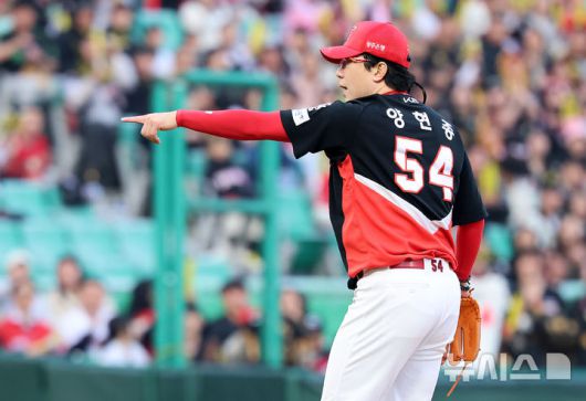 [인천=뉴시스] 이영환 기자 = 11일 오후 인천 미추홀구 SSG랜더스필드에서 열린 2025 프로야구 KIA 타이거즈와 SSG 랜더스의 더블헤더 2차전 경기, 3회말 2사 1루 SSG 박성한 타석에서 포수 스트라이크 낫 아웃이 선언되자 KIA 투수 양현종이 포수 한승택에게 공의 위치를 알려주고 있다. 2025.05.11. 20hwan@newsis.com