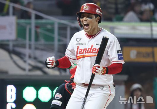 [인천=뉴시스] 이영환 기자 = 11일 오후 인천 미추홀구 SSG랜더스필드에서 열린 2025 프로야구 KIA 타이거즈와 SSG 랜더스의 더블헤더 2차전 경기, 6회말 1사 만루 SSG 고명준 타석에서 대타로 나선 한유섬이 밀어내기 볼넷을 얻어 역전에 성공하자 기뻐하고 있다. 2025.05.11. 20hwan@newsis.com