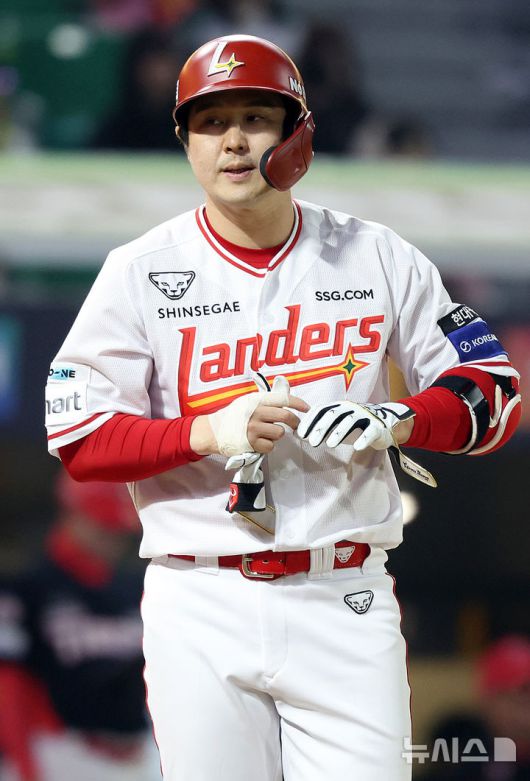 [인천=뉴시스] 이영환 기자 = 11일 오후 인천 미추홀구 SSG랜더스필드에서 열린 2025 프로야구 KIA 타이거즈와 SSG 랜더스의 더블헤더 2차전 경기, 7회말 1사 주자없는 상황에서 SSG 최정이 볼넷을 얻어내고 있다. 2025.05.11. 20hwan@newsis.com