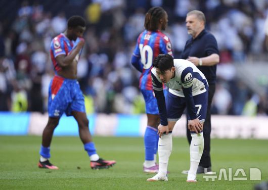 [런던=AP/뉴시스] 토트넘 홋스퍼의 손흥민이 지난 11일(현지 시간) 영국 런던의 토트넘 홋스퍼 스타디움에서 열린 2024-25 프리미어리그 36라운드 크리스털 팰리스와의 경기를 마친 후 아쉬워하고 있다. 손흥민은 후반 13분 교체 투입돼 8경기 만에 운동장을 밟았으며 토트넘은 0-2로 완패했다. 2025.05.12.