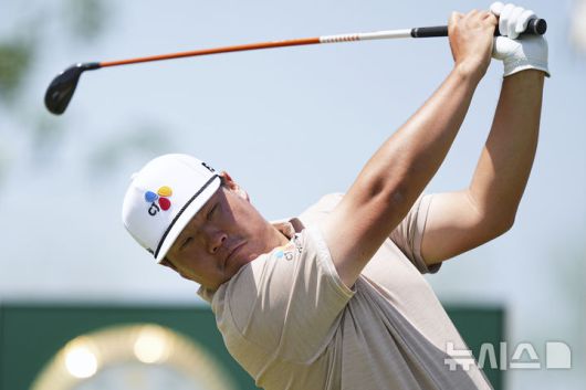 [플라워타운=AP/뉴시스] 임성재가 지난달 11일(현지 시간) 미 펜실베이니아주 플라워타운의 필라델피아 크리켓 클럽에서 열린 미국프로골프(PGA) 투어 트루이스트 챔피언십 최종 라운드 1번 홀에서 샷하고 있다. 임성재는 최종 합계 6언더파 274타 공동 23위로 대회를 마쳤다. 2025.05.12.