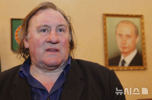 [AP/뉴시스] 드파르디외의 2013년 사진으로 체첸 탄압에 나선 러시아 푸틴 대통령을 지지하면서 체첸 수도에서 찍었다