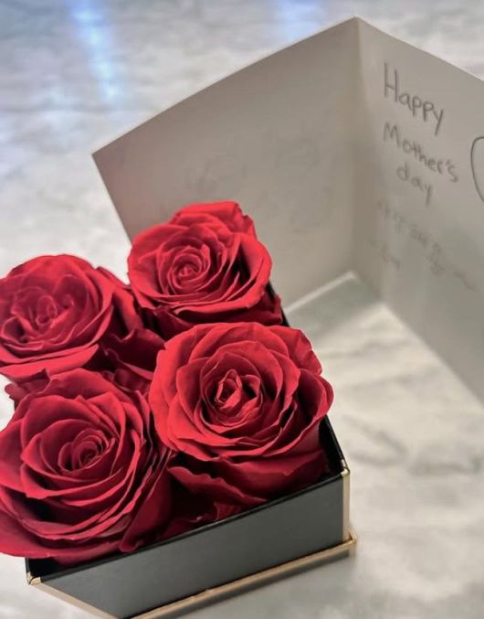 [서울=뉴시스] 배우 손태영이 자녀가 준 꽃과 손편지를 자랑했다. (사진=손태영 인스타그램 캡처) 2025.05.12. photo@newsis.com  *재판매 및 DB 금지