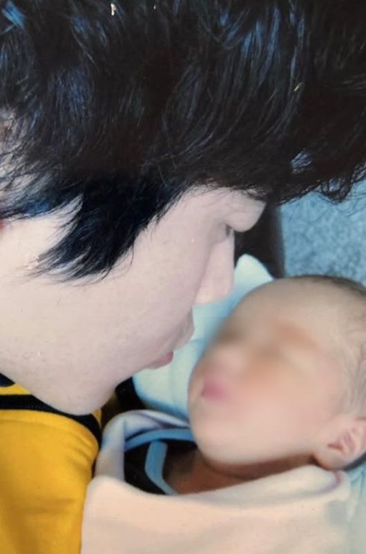 [서울=뉴시스] 배우 권상우가 갓 태어난 딸의 얼굴을 바라보고 있다. (사진=손태영 인스타그램 캡처) 2025.05.12. photo@newsis.com  *재판매 및 DB 금지