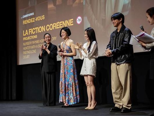 [서울=뉴시스] 칸 무대에 선 '선녀단식원' 감독과 배우들. (사진=인스타그램 캡처) 2025.05.12. photo@newsis.com *재판매 및 DB 금지