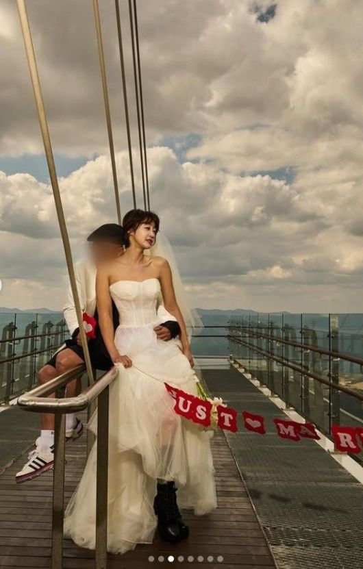 [서울=뉴시스] 배우 최여진이 웨딩화보를 공개했다. (사진=최여진 인스타그램 캡처) 2025.05.12. photo@newsis.com *재판매 및 DB 금지