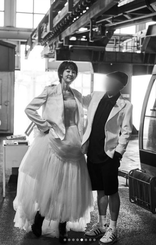 [서울=뉴시스] 배우 최여진이 웨딩화보를 공개했다. (사진=최여진 인스타그램 캡처) 2025.05.12. photo@newsis.com *재판매 및 DB 금지