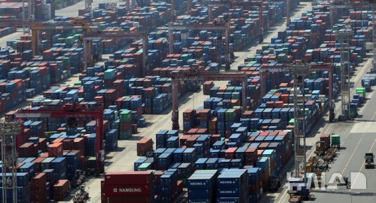 [부산=뉴시스] 하경민 기자 = 12일 부산 남구 신선대부두 야적장에 수출입 컨테이너가 가득 쌓여 있다. 2025.05.12. yulnetphoto@newsis.com