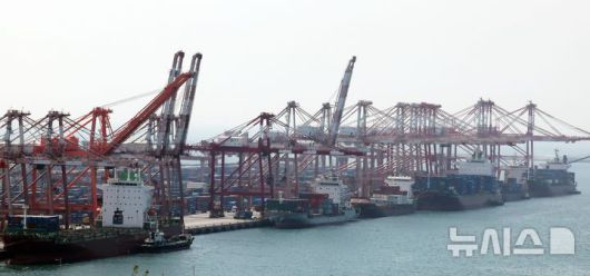 [부산=뉴시스] 하경민 기자 = 12일 부산 남구 신선대부두에서 수출입 컨테이너 선적 및 하역작업이 진행되고 있다. 2025.05.12. yulnetphoto@newsis.com