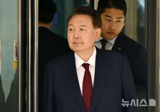 [서울=뉴시스] 사진공동취재단 = 12·3 비상계엄 사태와 관련해 내란 우두머리 혐의 등으로 기소된 윤석열 전 대통령이 12일 서울 서초구 서울중앙지방법원에서 열린 3차 공판에서 오전 공판을 마치고 법원을 나서고 있다. 2025.05.12. photo@newsis.com