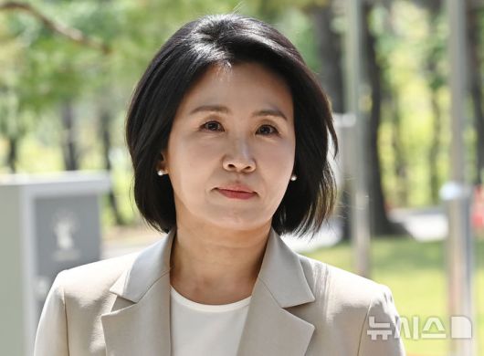 [수원=뉴시스] 김종택 기자 = 공직선거법위반 혐의로 1심에서 벌금형을 선고받은 이재명 더불어민주당 대선 후보의 배우자 김혜경씨가 12일 경기 수원시 영통구 수원지방법원에서 열리는 항소심 선고 공판에 출석하고 있다. 2025.05.12. jtk@newsis.com