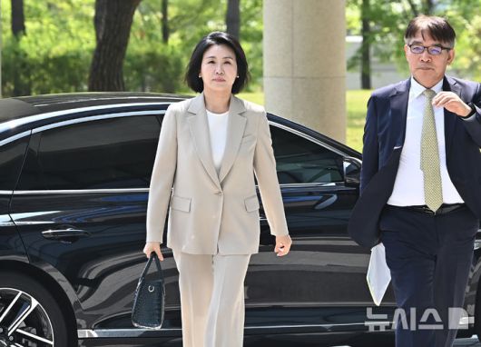 [수원=뉴시스] 김종택 기자 = 공직선거법위반 혐의로 1심에서 벌금형을 선고받은 이재명 더불어민주당 대선 후보의 배우자 김혜경씨가 12일 경기 수원시 영통구 수원지방법원에서 열리는 항소심 선고 공판에 출석하고 있다. 2025.05.12. jtk@newsis.com