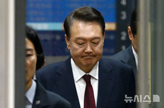 [서울=뉴시스] 사진공동취재단 = 윤석열 전 대통령이 12일 서울 서초구 서울중앙지방법원에서 열린 '내란 우두머리 혐의' 3차 공판을 마치고 귀가하고 있다. 2025.05.12. photo@newsis.com