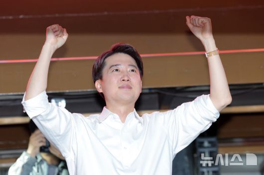 [서울=뉴시스] 조성봉 기자 = 이준석 개혁신당 대선후보가 12일 서울 중구 청계광장에서 열린 집중유세에서 지지를 호소하고 있다. (공동취재) 2025.05.12. photo@newsis.com