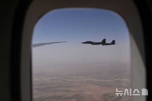 [리야드=AP/뉴시스] 13일(현지 시간) 도널드 트럼프 미국 대통령을 태운 전용기 에어포스원이 사우디에 도착하는 가운데, 사우디 공군의 F-15 전투기들이 이를 호위하고 있다. 2025.05.13.