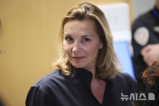 [AP/뉴시스] 디파르디외를 성폭행 혐의로 고소한 피해자 중 한 명이 13일 징역형 선고 후 법정에서 변호사와 함께 취재진을 만나고 있다