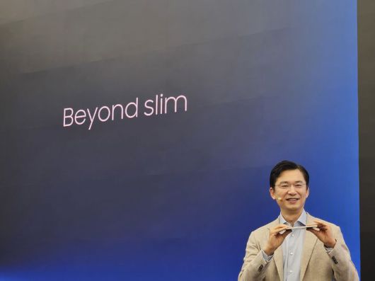 [서울=뉴시스] 박은비 기자 = 임성택 삼성전자 한국총괄 부사장이 13일 서울 서초구 삼성 강남에서 진행된 갤럭시 S25 엣지 미디어 브리핑에서 소개하고 있다. 2025.05.13. silverline@newsis.com *재판매 및 DB 금지