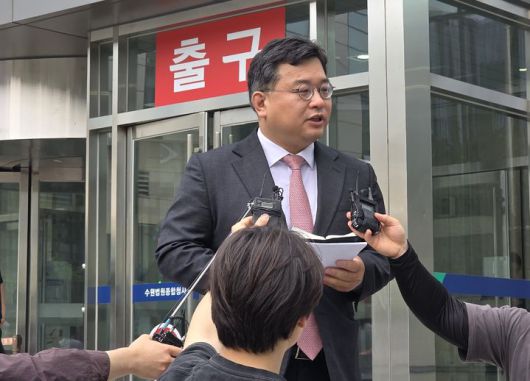 [수원=뉴시스] 변근아 기자= 김기윤 경기도교육청 고문변호사가 13일 주호민씨 아들을 정서적으로 학대한 혐의로 재판에 넘겨졌다가 항소심에서 무죄를 선고받은 특수교사 A씨의 재판 이후 기자회견을 하고 있다. 2025.05.13. photo@newsis.com *재판매 및 DB 금지