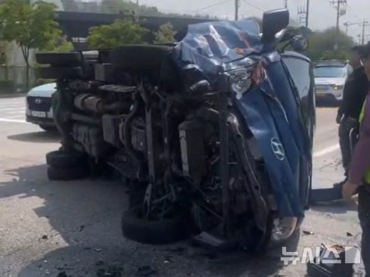 [인천=뉴시스] 13일 오전 인천 서구 경서동 한 도로에서 만취 상태로 SUV 차량을 몰던 50대 운전자가 1t 화물트럭을 들이받았다. 사진은 사고로 전도된 화물차. (사진=독자 송영훈씨 제공) 2025.05.13. photo@newsis.com