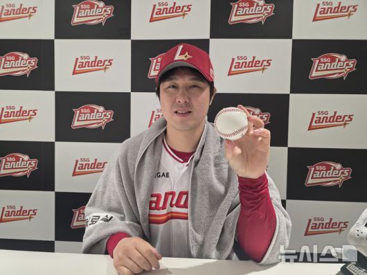 [인천=뉴시스] 김희준 기자 = SSG 랜더스의 최정이 13일 인천 SSG랜더스필드에서 벌어진 2025 신한 쏠뱅크 KBO리그 NC 다이노스와의 경기에서 개인 통산 500홈런을 달성한 뒤 포즈를 취하고 있다. 2025.05.13jinxijun@newsis.com