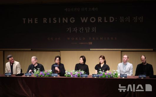 [서울=뉴시스] 박진희 기자 = 예술의전당 신작 오페라 'The Rising World: 물의 정령' 지휘 스티븐 오즈굿, 연출 스티븐 카르, 작곡 메리 핀스터러, 메조소프라노 김정미, 소프라소 황수미, 테너 로빈 트리쥴러, 베이스바리톤 애슐리 리치가 13일 서울 서초구 예술의전당 음악당 인춘아트홀에서 기자간담회를 하고 있다. 2025.05.13. pak7130@newsis.com