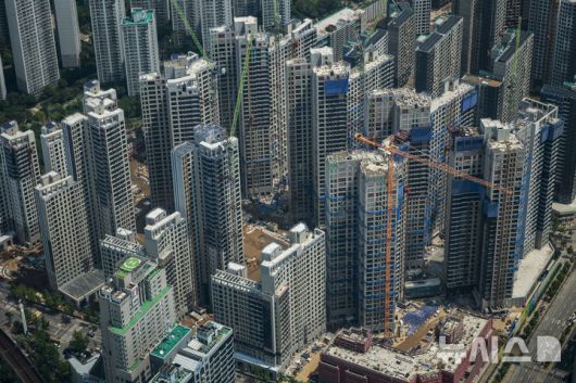 [서울=뉴시스] 정병혁 기자 = 사진은 13일 서울 송파구 롯데월드타워 전망대 서울스카이에서 바라본 서울시내 아파트 공사현장. 2025.05.13. jhope@newsis.com