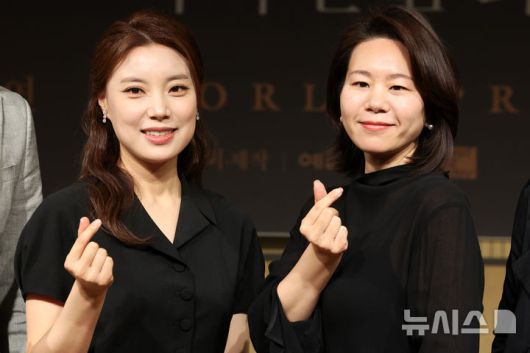 [서울=뉴시스] 박진희 기자 = 예술의전당 신작 오페라 'The Rising World: 물의 정령'의 소프라소 황수미(공주 역)와 메조소프라노 김정미(장인 역)가 13일 서울 서초구 예술의전당 음악당 인춘아트홀에서 기자간담회를 하고 있다. 2025.05.13. pak7130@newsis.com