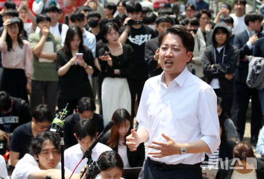 [대구=뉴시스] 이무열 기자 = 이준석 개혁신당 대선 후보가 지난 13일 대구 북구 경북대학교를 찾아 학생들과 점심 식사를 앞두고 복지관 앞에서 발언하고 있다. (공동취재) 2025.05.13. photo@newsis.com