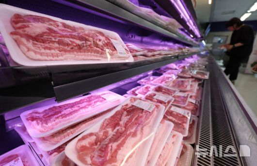 [서울=뉴시스] 김진아 기자 = 사진은 13일 서울 시내의 한 대형마트에 진열된 돼지고기. 2025.05.13. bluesoda@newsis.com