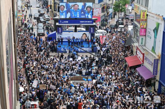 [대구=뉴시스] 권창회 기자 = 이재명 더불어민주당 대선 후보가 13일 대구 중구 동성로 광장에서 열린 집중유세에서 지지호소를 하고 있다. (공동취재) 2025.05.13. photo@newsis.com