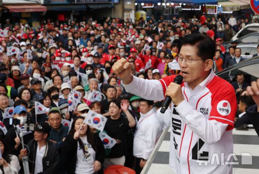 [부산=뉴시스] 고승민 기자 = 김문수 국민의힘 대선 후보가 13일 부산 자갈치시장을 찾아 유세를 하고 있다. 2025.05.13. kkssmm99@newsis.com