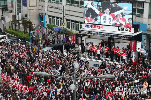 [부산=뉴시스] 고승민 기자 = 김문수 국민의힘 대선 후보가 13일 부산 자갈치시장을 찾아 유세를 하고 있다. (공동취재) 2025.05.13. photo@newsis.com