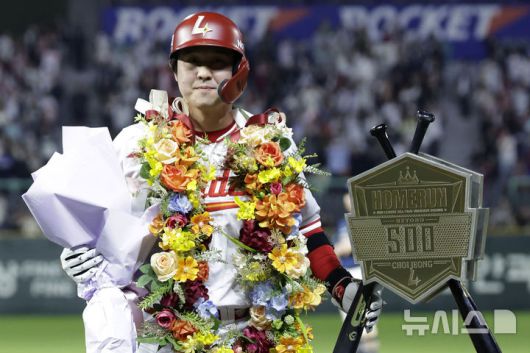 [인천=뉴시스] 최동준 기자 = 13일 인천SSG 랜더스필드에서 열린 2025 KBO리그 NC 다이노스와 SSG 랜더스의 경기, 6회말 2사 1루 상황 SSG 최정이 500호 홈런을 친 뒤 기념 트로피 앞에서 포즈를 취하고 있다. 2025.05.13. photocdj@newsis.com