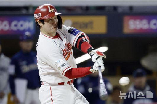 [인천=뉴시스] 최동준 기자 = 13일 인천SSG 랜더스필드에서 열린 2025 KBO리그 NC 다이노스와 SSG 랜더스의 경기, 6회말 2사 1루 상황 SSG 최정이 500호 홈런을 치고 있다. 2025.05.13. photocdj@newsis.com