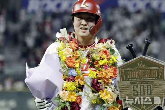 [인천=뉴시스] 최동준 기자 = 13일 인천SSG 랜더스필드에서 열린 2025 KBO리그 NC 다이노스와 SSG 랜더스의 경기, 6회말 2사 1루 상황 SSG 최정이 500호 홈런을 친 뒤 기념 트로피 앞에서 포즈를 취하고 있다. 2025.05.13. photocdj@newsis.com