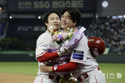 [인천=뉴시스] 최동준 기자 = 13일 인천SSG 랜더스필드에서 열린 2025 KBO리그 NC 다이노스와 SSG 랜더스의 경기, 6회말 2사 1루 상황 SSG 최정이 500호 홈런을 친 뒤 김광현과 포옹하고 있다. 2025.05.13. photocdj@newsis.com