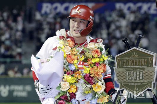 [인천=뉴시스] 최동준 기자 = 13일 인천SSG 랜더스필드에서 열린 2025 KBO리그 NC 다이노스와 SSG 랜더스의 경기, 6회말 2사 1루 상황 SSG 최정이 500호 홈런을 친 뒤 기념 트로피 앞에서 포즈를 취하고 있다. 2025.05.13. photocdj@newsis.com